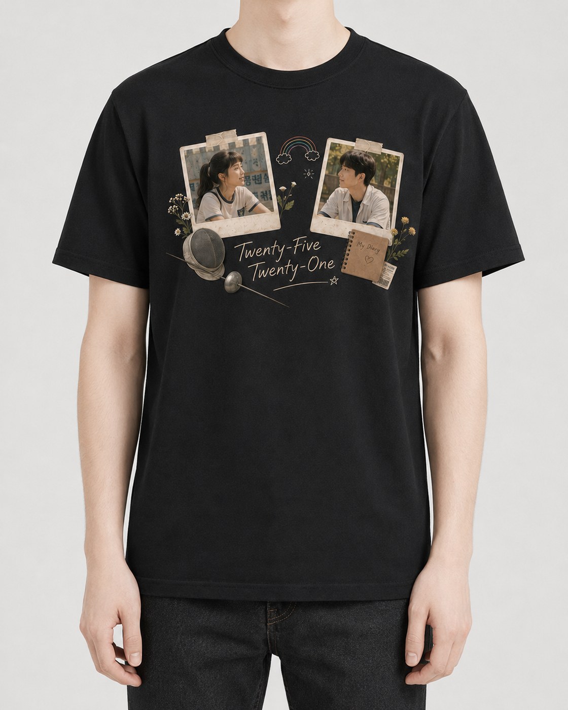 Czarna koszulka Twenty Five Twenty One z polaroidami Hee-do i Yi-jina oraz aparatem